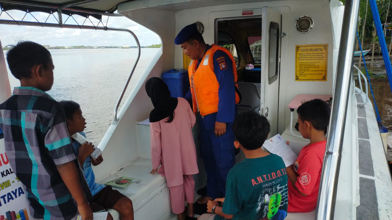 Kali Ini Kampung Terawan DI Das Mentaya Jadi Sasaran Kapal KP XVIII 1004 Ditpolairud