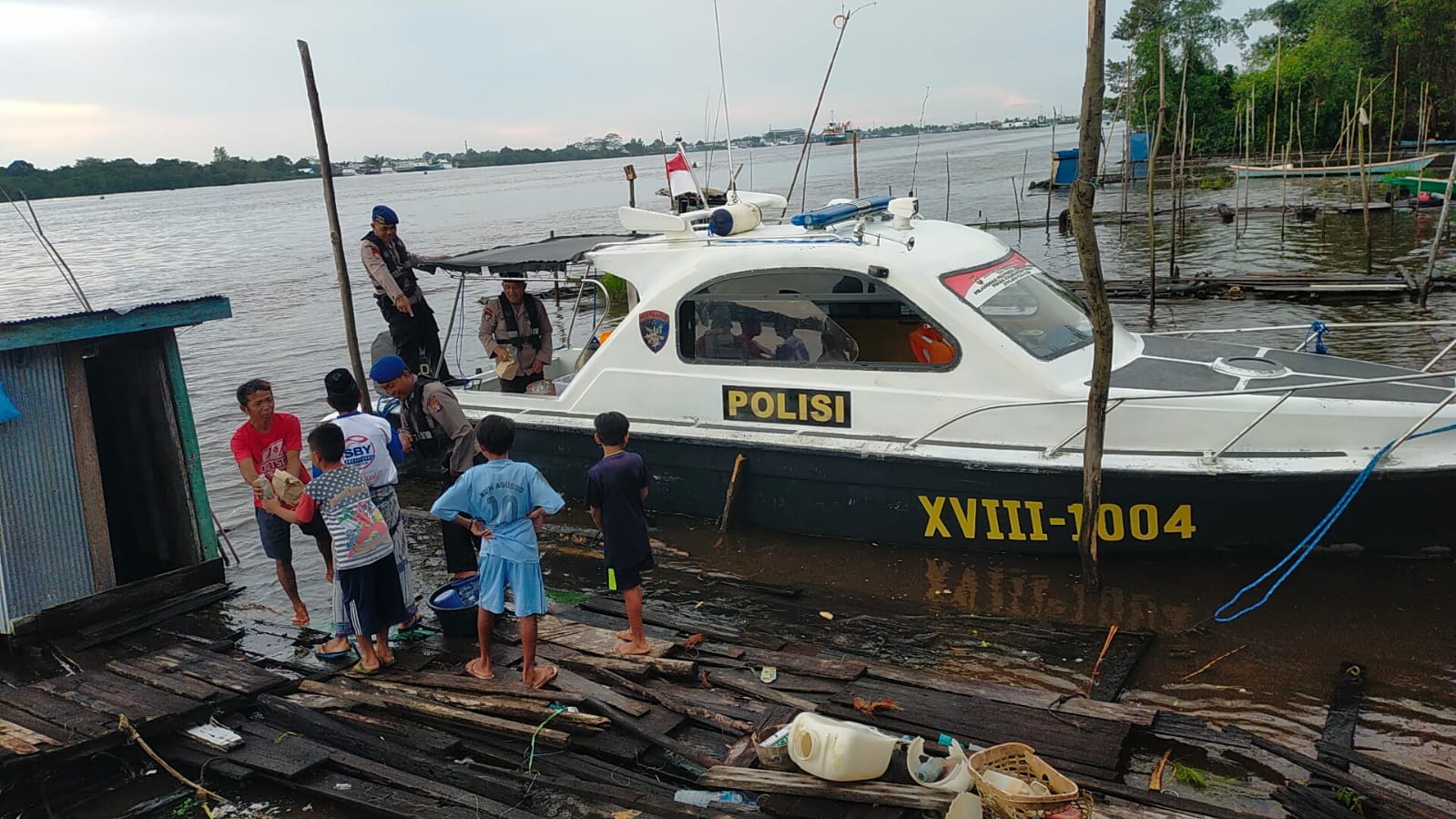 Kali Ini Kampung Terawan DI Das Mentaya Jadi Sasaran Kapal KP XVIII 1004 Ditpolairud