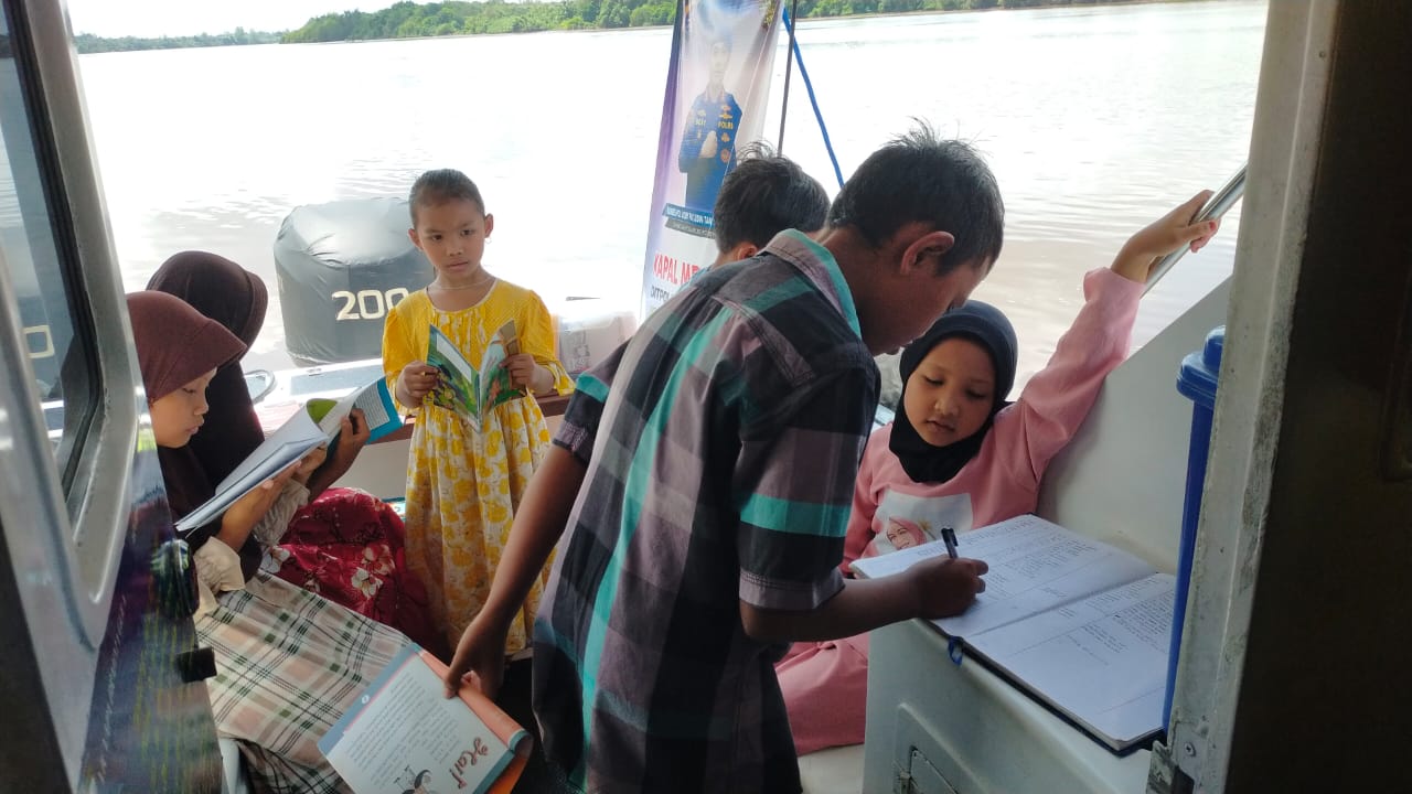 Kali Ini Kampung Terawan DI Das Mentaya Jadi Sasaran Kapal KP XVIII 1004 Ditpolairud