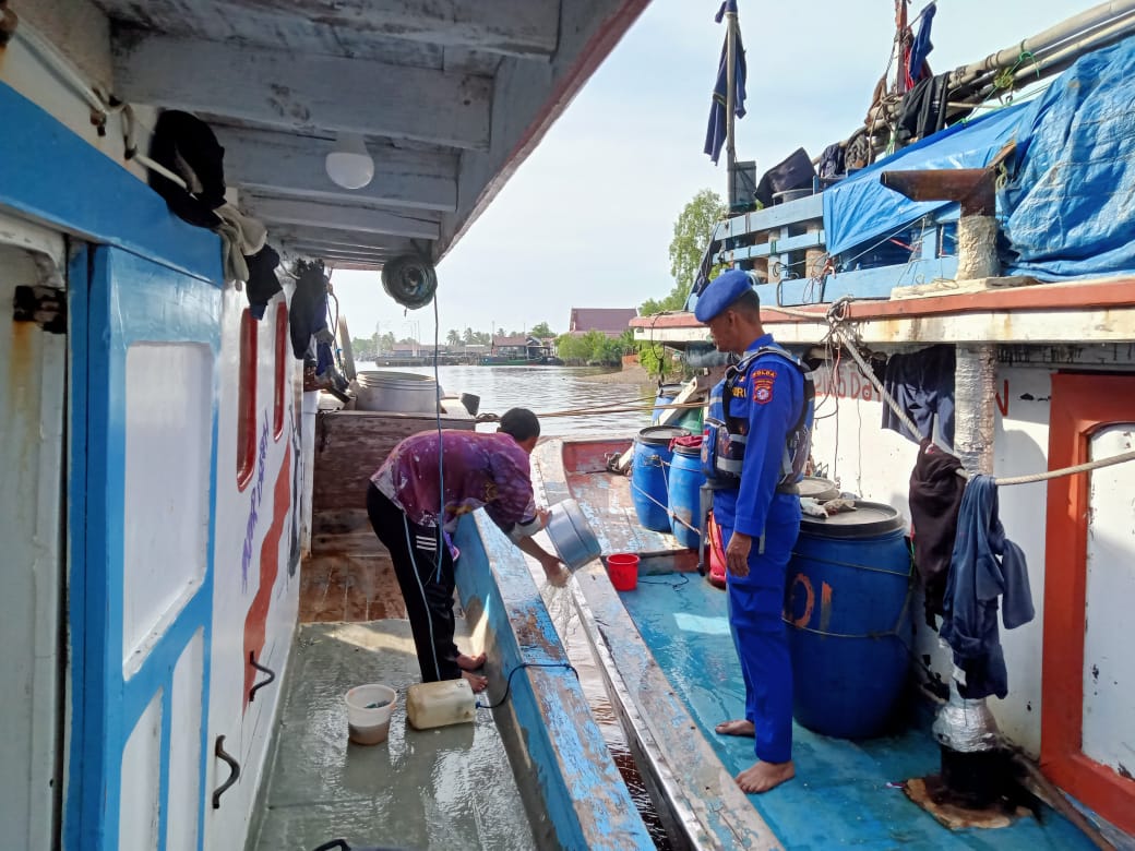 Sambangi Warga Kuala Pembuang, Personel Ditpolairud Sampaikan Hal ini