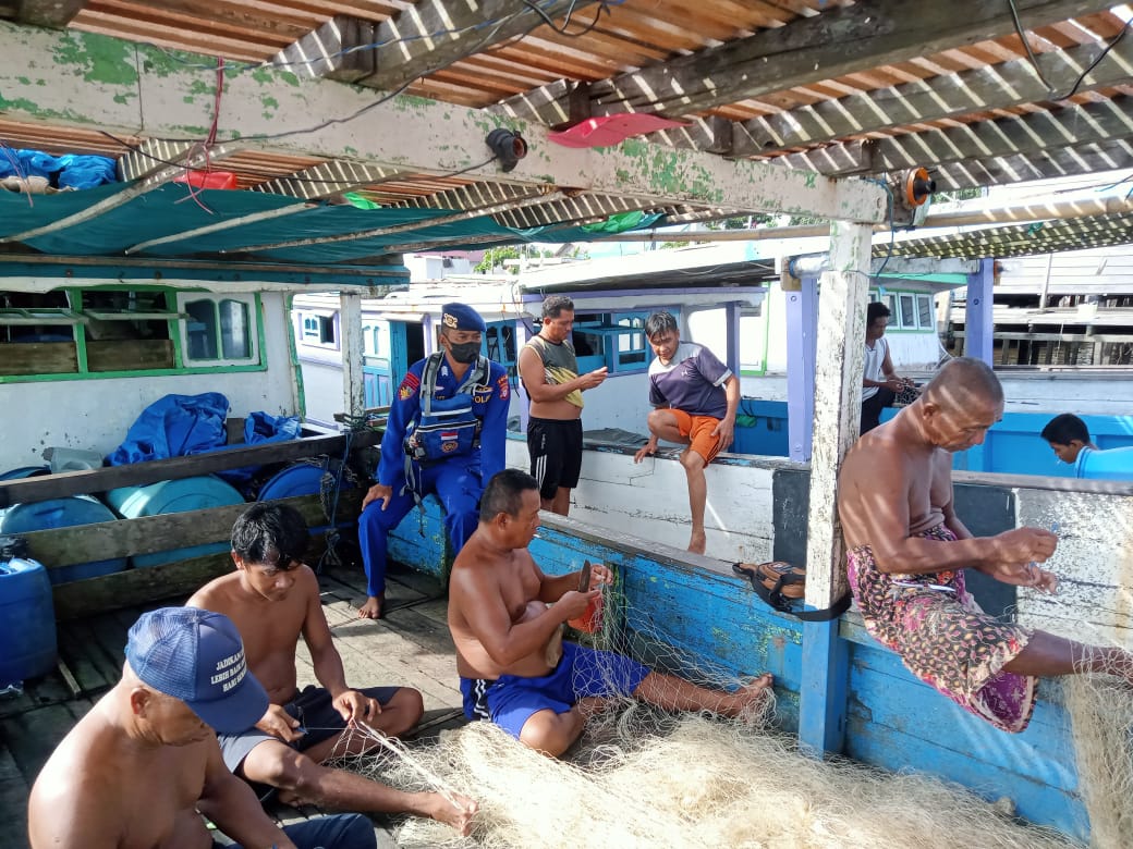 Sambangi Warga Kuala Pembuang, Personel Ditpolairud Sampaikan Hal ini