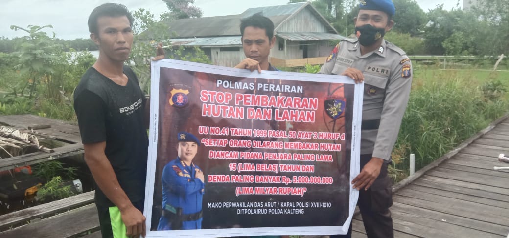 Cegah Karhutla, Personel Ditpolairud Berikan Imbauan Warga Desa Kumpai