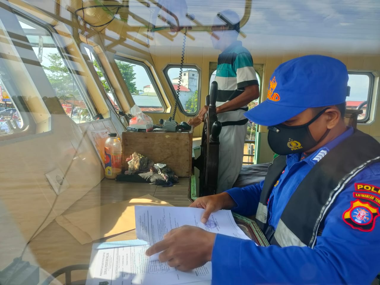 Laksanakan Patroli Perairan, Personel KP XVIII 2001 Ditpolairud Periksa Kapal yang melintasi Sungai Barito