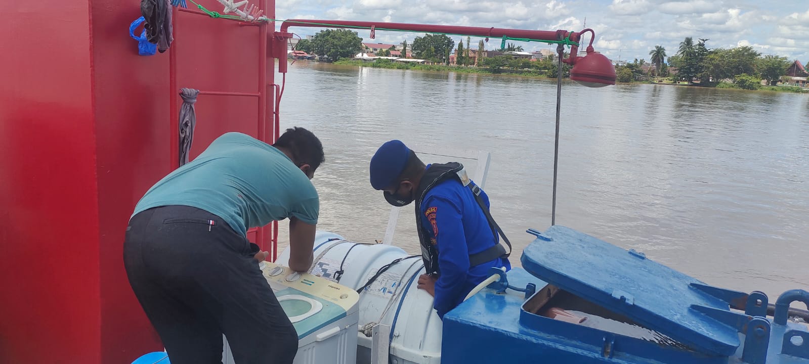 Laksanakan Patroli Perairan, Personel KP XVIII 2001 Ditpolairud Periksa Kapal yang melintasi Sungai Barito