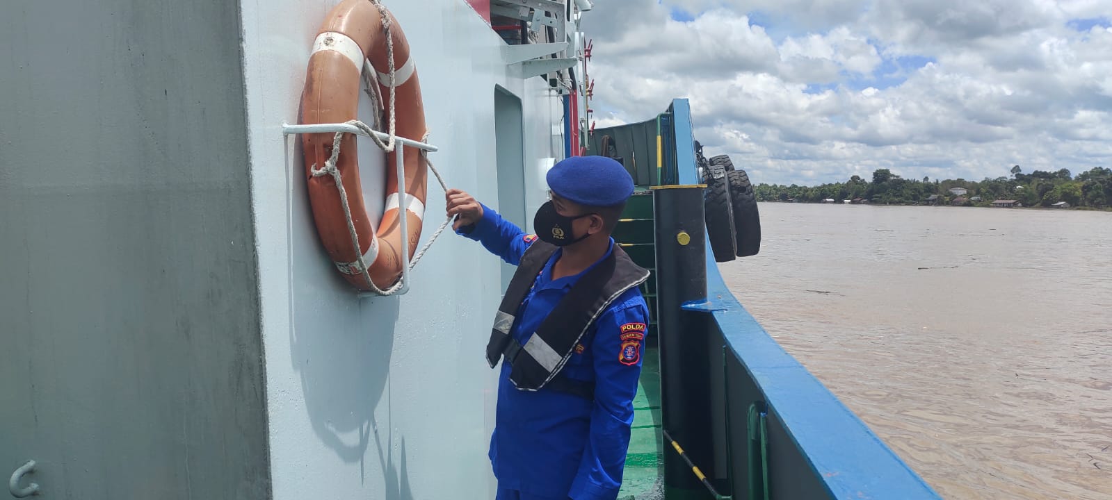 Laksanakan Patroli Perairan, Personel KP XVIII 2001 Ditpolairud Periksa Kapal yang melintasi Sungai Barito