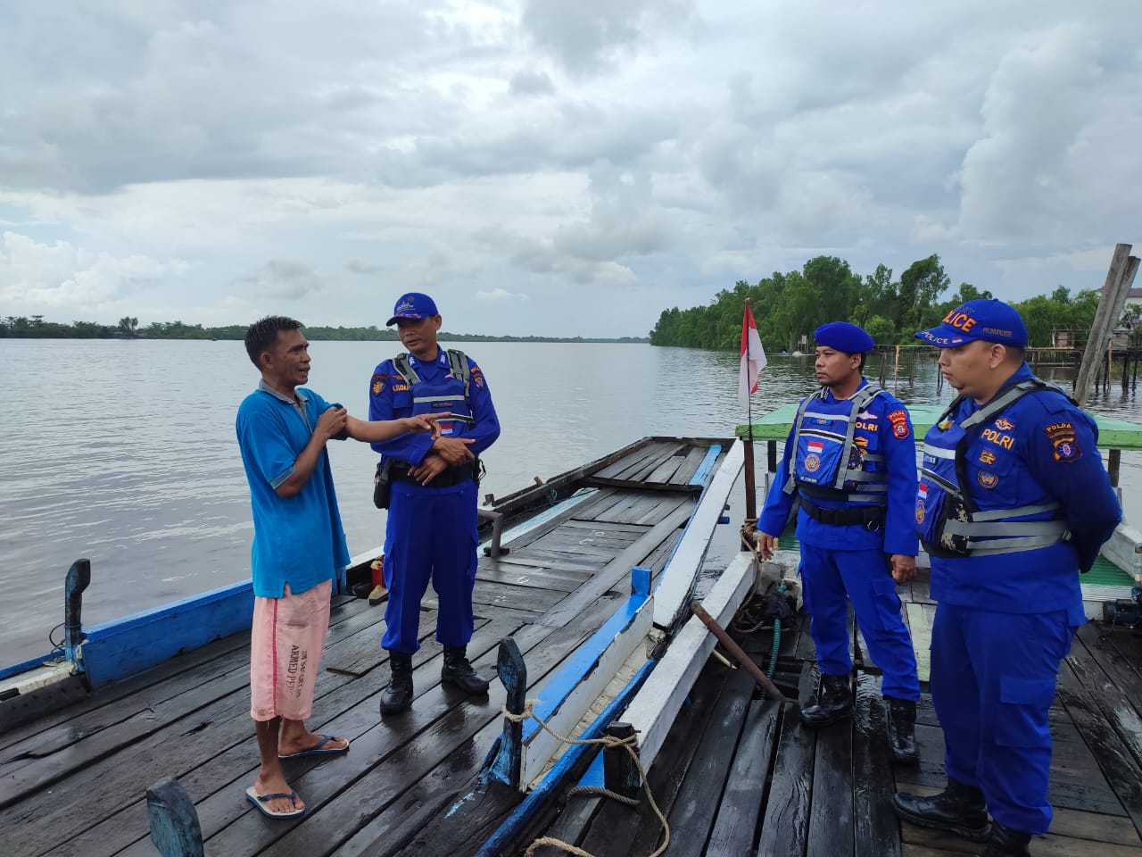 Pastikan Kamtibmas Tetap Kondusif Jelang Lebaran Personel Ditpolairud Imbau Penyedia Dan Pengguna Jasa Tranportasi Air Utamakan Keselamatan