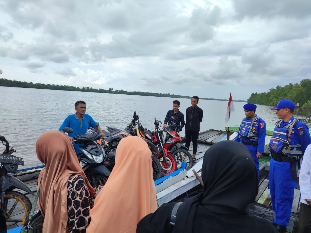 Pastikan Kamtibmas Tetap Kondusif Jelang Lebaran Personel Ditpolairud Imbau Penyedia Dan Pengguna Jasa Tranportasi Air Utamakan Keselamatan