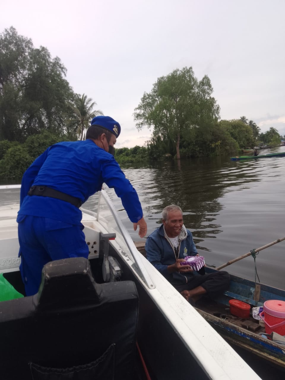 Sembari Patroli, Personel Mako Perwakilan Seruyan Bagikan Takjil Berbuka Puasa
