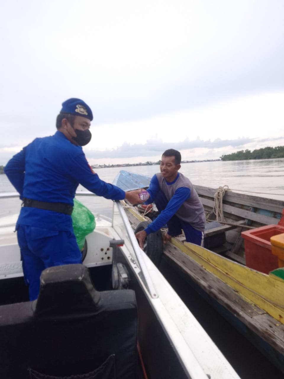 Sembari Patroli, Personel Mako Perwakilan Seruyan Bagikan Takjil Berbuka Puasa