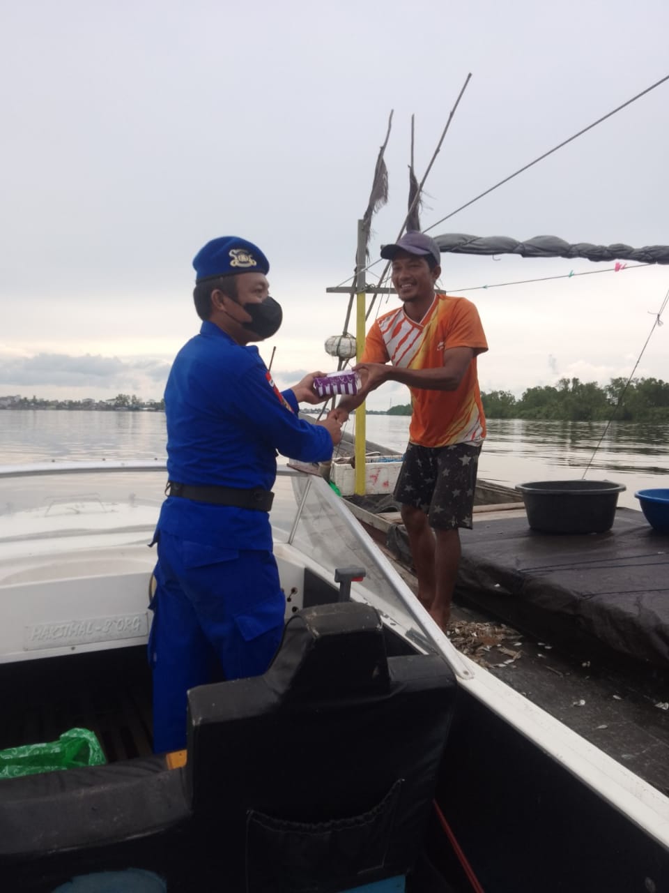 Sembari Patroli, Personel Mako Perwakilan Seruyan Bagikan Takjil Berbuka Puasa