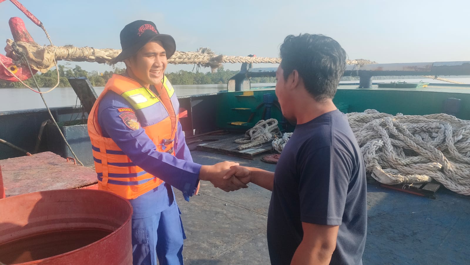 Pastikan Perairan Das Kahayan Kondusif, Ditpolairud Periksa Alat Keselamatan Kapal