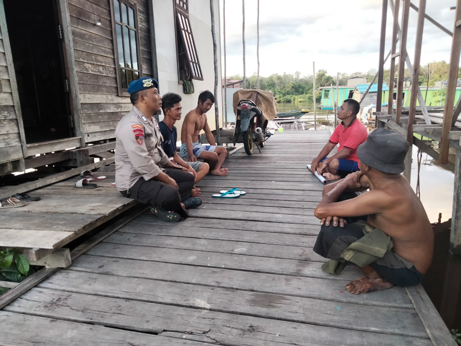 Personel Ditpolairud, Ajak Pemuda Desa Katunjung Berperan Aktif Jaga Kamtibmas