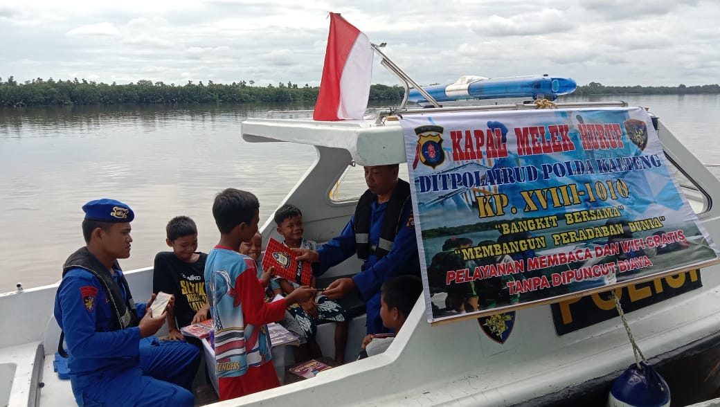 Kapal Melek Huruf Ditpolairud Kunjungi Anak-Anak Bantaran Sungai Arut