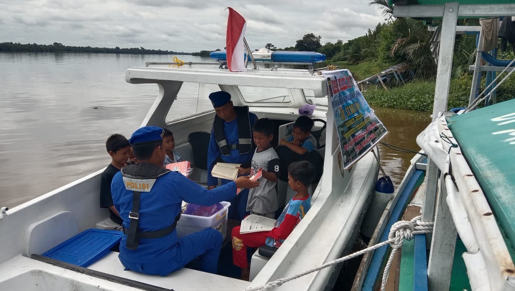 Kapal Melek Huruf Ditpolairud Kunjungi Anak-Anak Bantaran Sungai Arut
