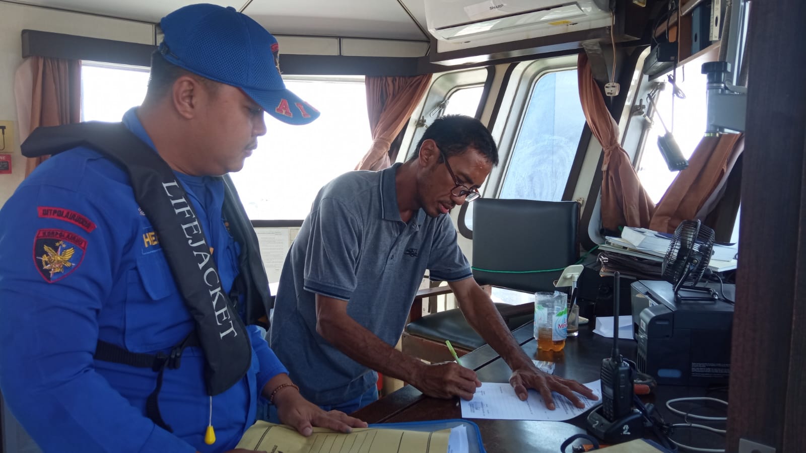 Jaga Keamanan Perairan, Ditpolairud Cek Dokumen Kapal Yang Melintas di Das Mentaya