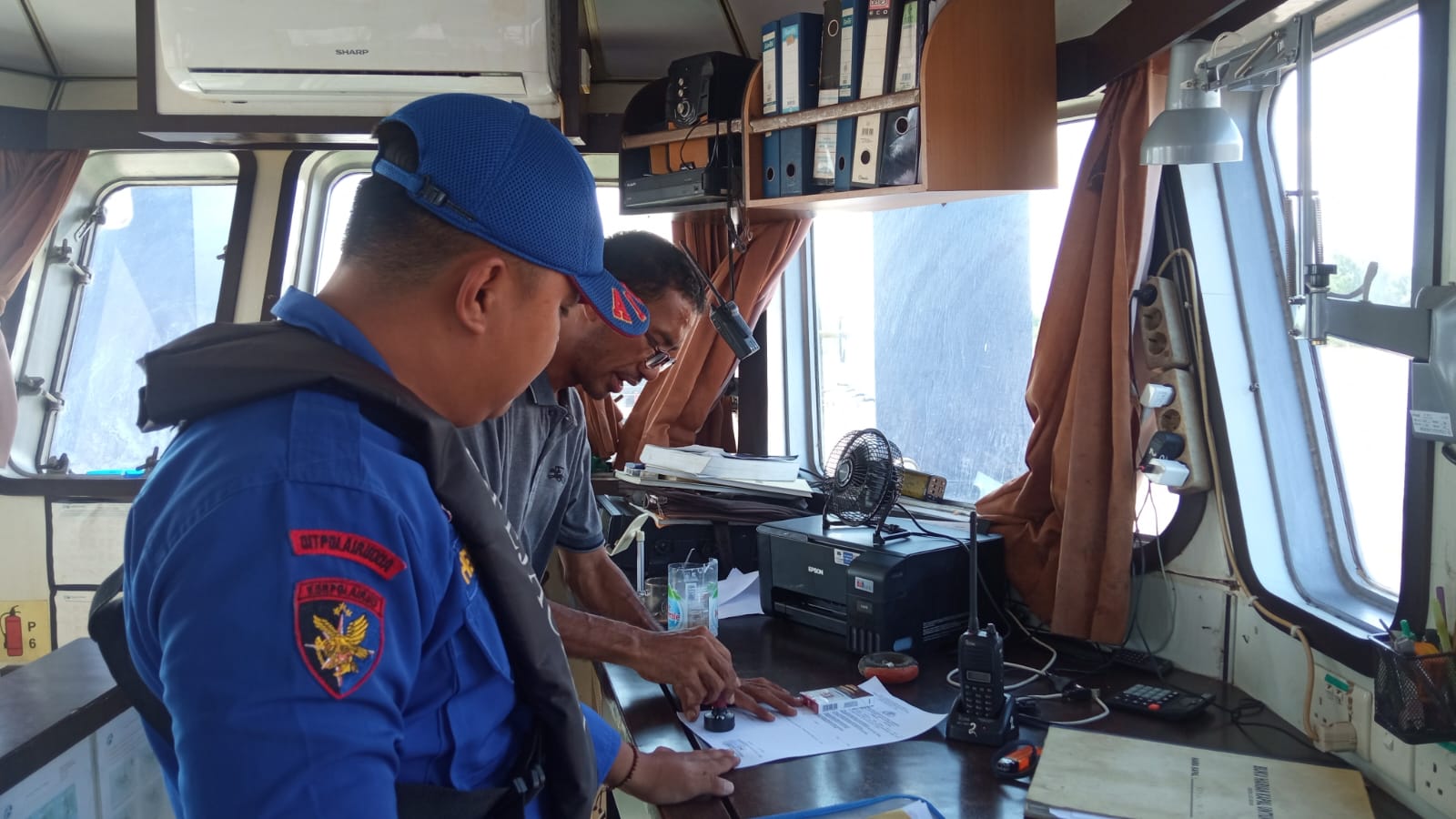 Jaga Keamanan Perairan, Ditpolairud Cek Dokumen Kapal Yang Melintas di Das Mentaya