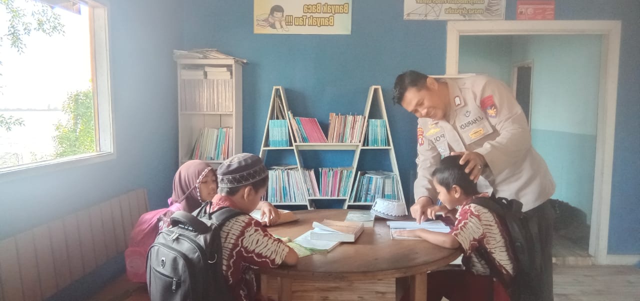 Tumbuhkan Minat Baca, Persnel Ditpolairud Bimbing Para Pelajar Gemar Membaca