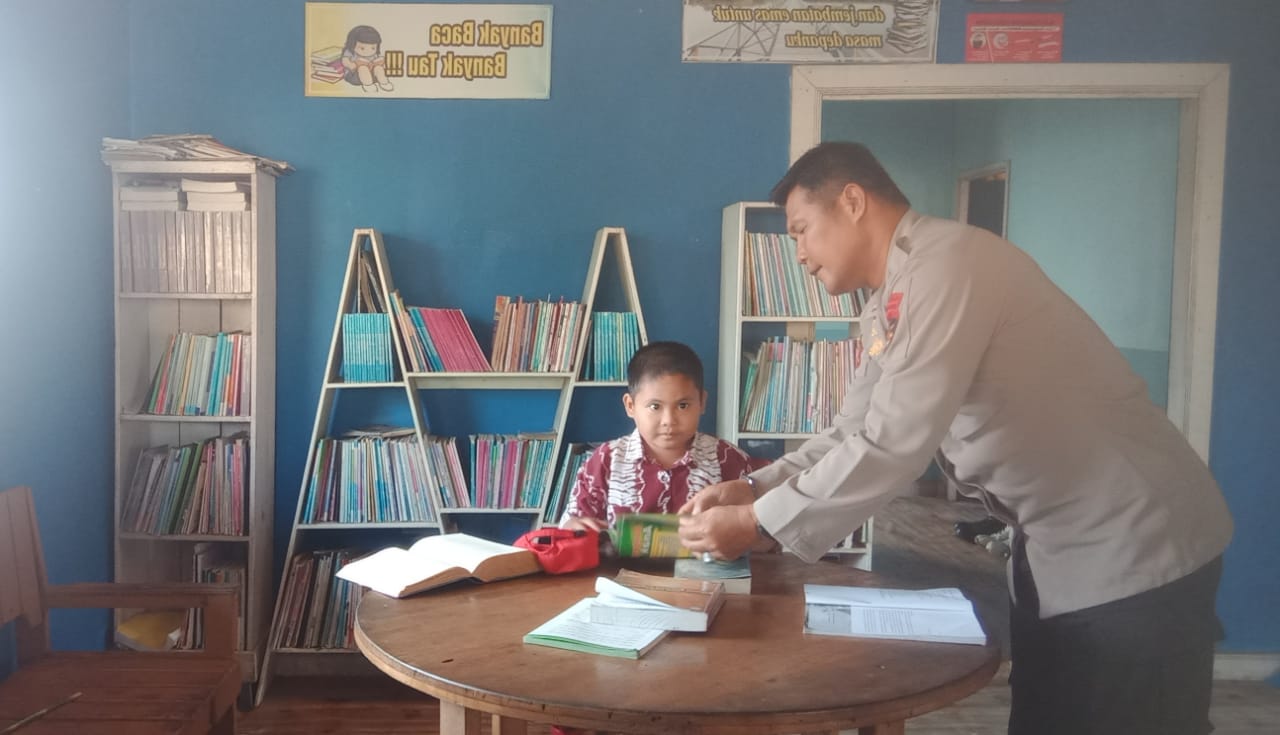 Tumbuhkan Minat Baca, Persnel Ditpolairud Bimbing Para Pelajar Gemar Membaca
