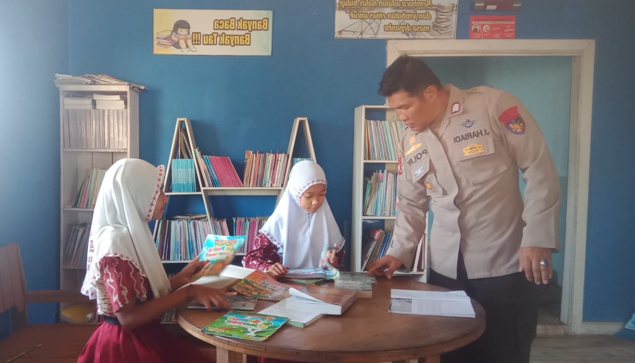Tumbuhkan Minat Baca, Persnel Ditpolairud Bimbing Para Pelajar Gemar Membaca