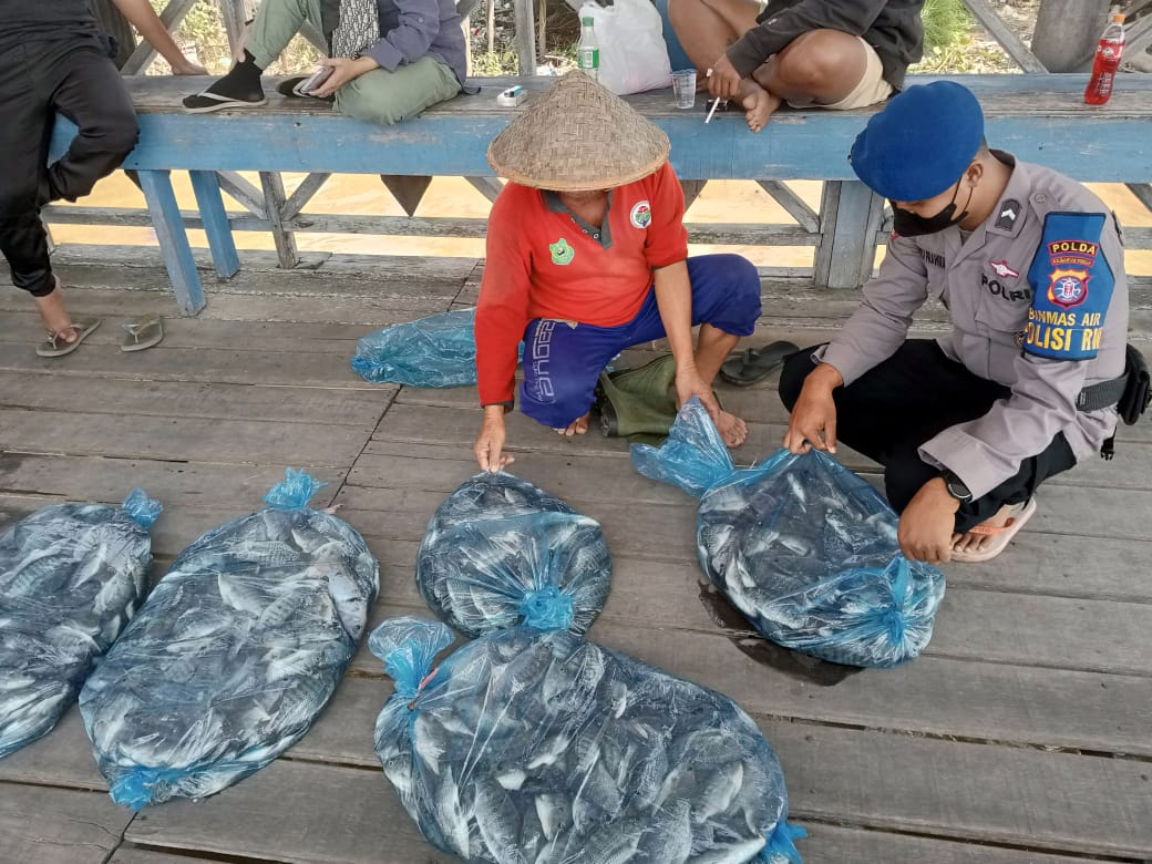 Polisi RW KP XVIII - 2007 Ditpolairud, Sambangi Warga di Dermaga Palangkau Baru