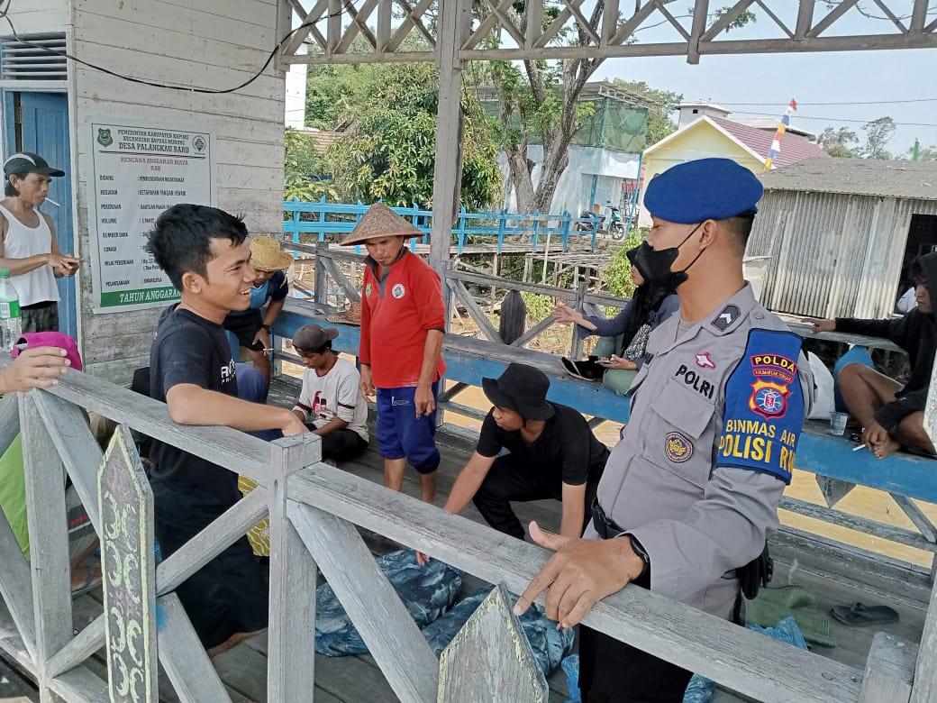 Polisi RW KP XVIII - 2007 Ditpolairud, Sambangi Warga di Dermaga Palangkau Baru