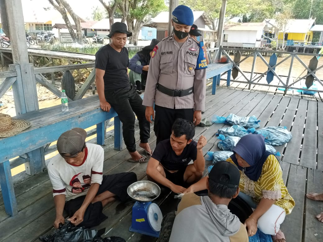 Polisi RW KP XVIII - 2007 Ditpolairud, Sambangi Warga di Dermaga Palangkau Baru