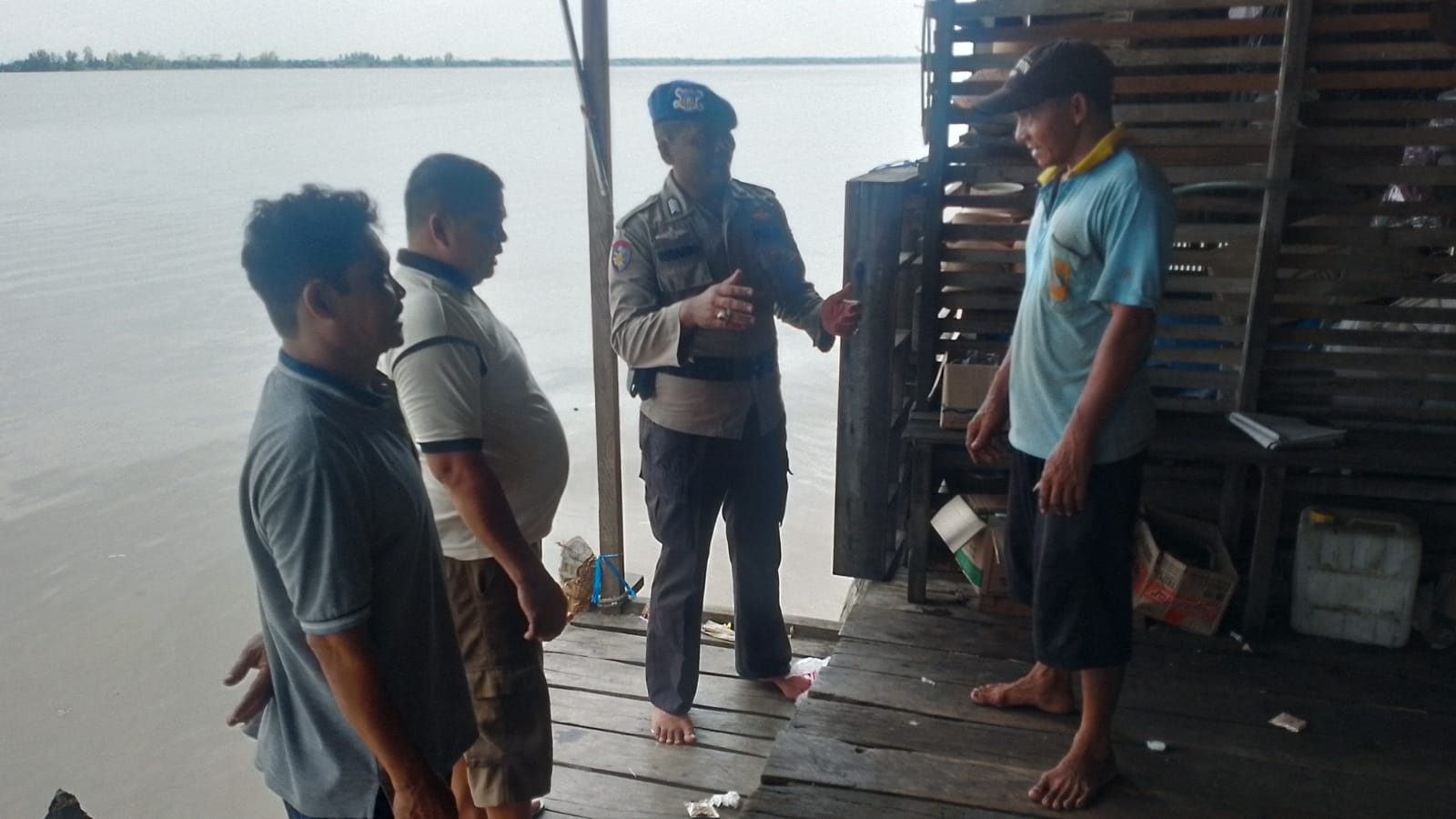 Personel Ditpolairud Imbau Masyarakat Pesisir, Agar Tidak Membuang Sampah Ke Sungai