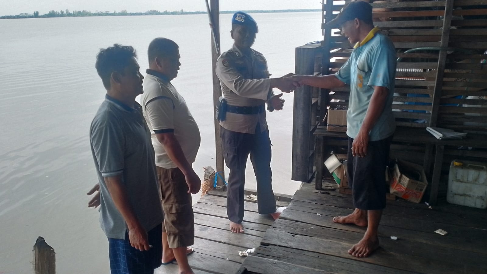 Personel Ditpolairud Imbau Masyarakat Pesisir, Agar Tidak Membuang Sampah Ke Sungai