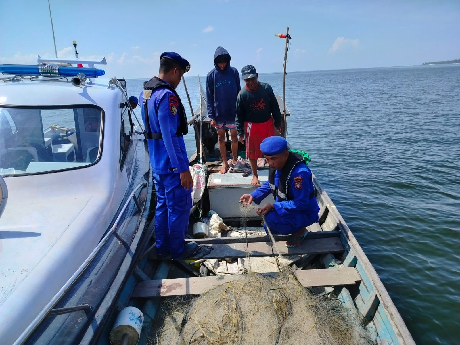 Personel Ditpolairud Imbau Nelayan Kumai Untuk Tidak Memasang Jaring Ikan Di Alur Pelayaran
