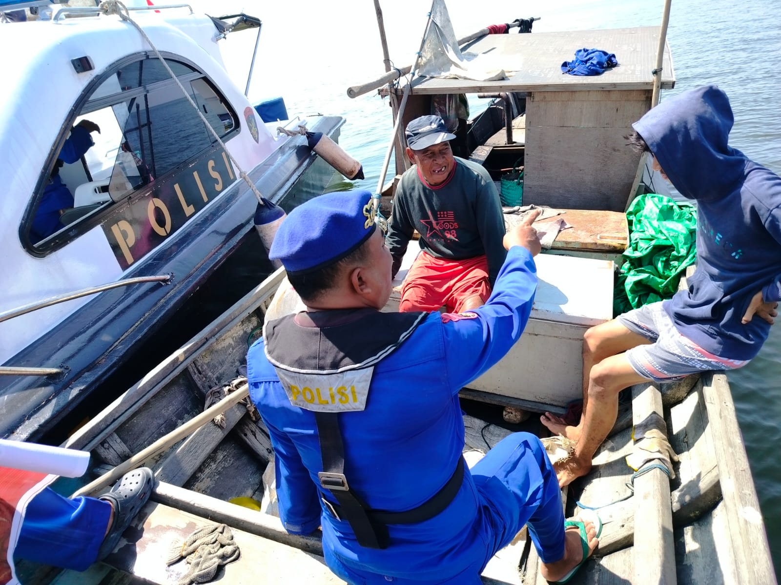 Personel Ditpolairud Imbau Nelayan Kumai Untuk Tidak Memasang Jaring Ikan Di Alur Pelayaran