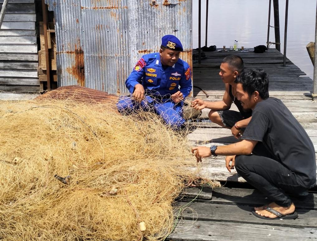 Sambangi Nelayan Pesisir Desa Pagatan , Personel Ditpolairud Sisipkan Pesan Ini