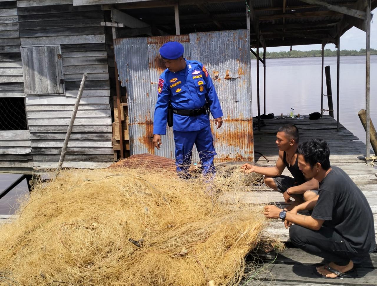 Sambangi Nelayan Pesisir Desa Pagatan , Personel Ditpolairud Sisipkan Pesan Ini