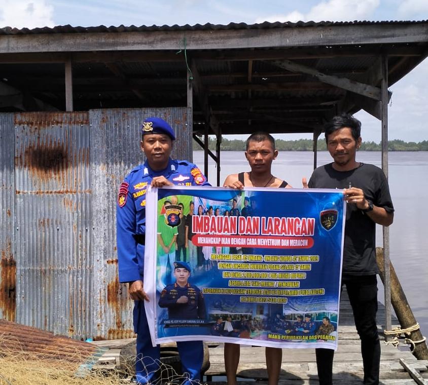 Sambangi Nelayan Pesisir Desa Pagatan , Personel Ditpolairud Sisipkan Pesan Ini