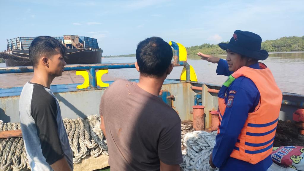 Pastikan Pelayaran aman, Personel KP XVIII-2002 Pantau Langsung Melalui Radio Channel 16 VHF