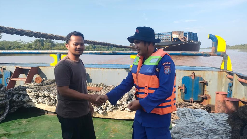 Pastikan Pelayaran aman, Personel KP XVIII-2002 Pantau Langsung Melalui Radio Channel 16 VHF