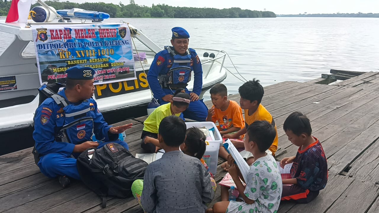 Buat Anak-Anak Ceria, KMH Kapal Polisi Ditpolairud Kembali Hadir Berikan Fasilitas Belajar