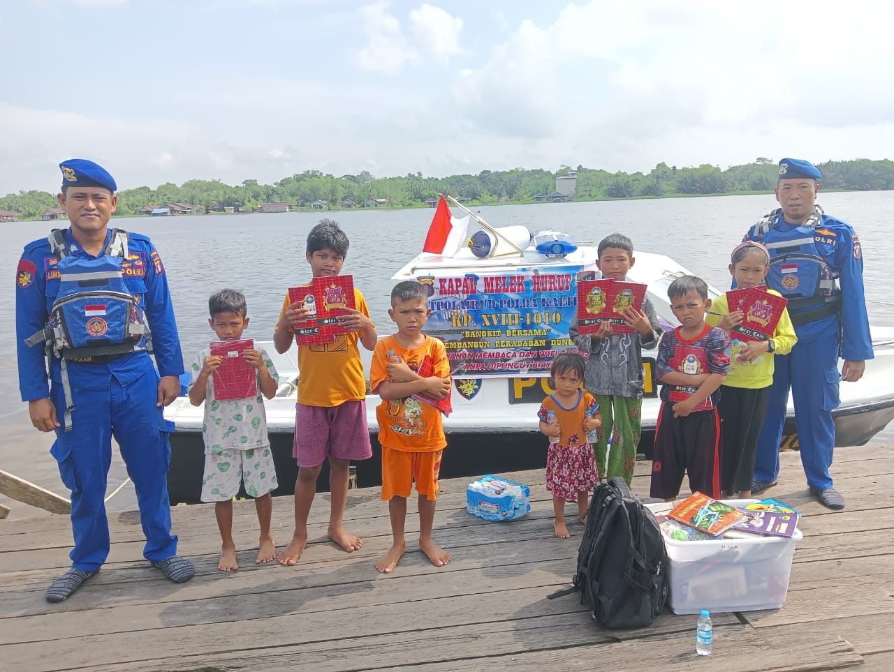 Buat Anak-Anak Ceria, KMH Kapal Polisi Ditpolairud Kembali Hadir Berikan Fasilitas Belajar