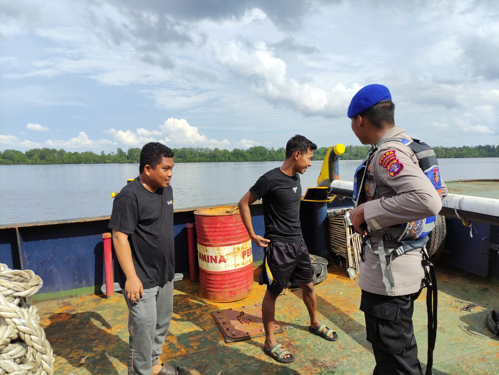 Cek Kelaiklautan Kapal Yang Melintas, Ditpolairud Lakukan Pemeriksaan Dokumen Berlayar