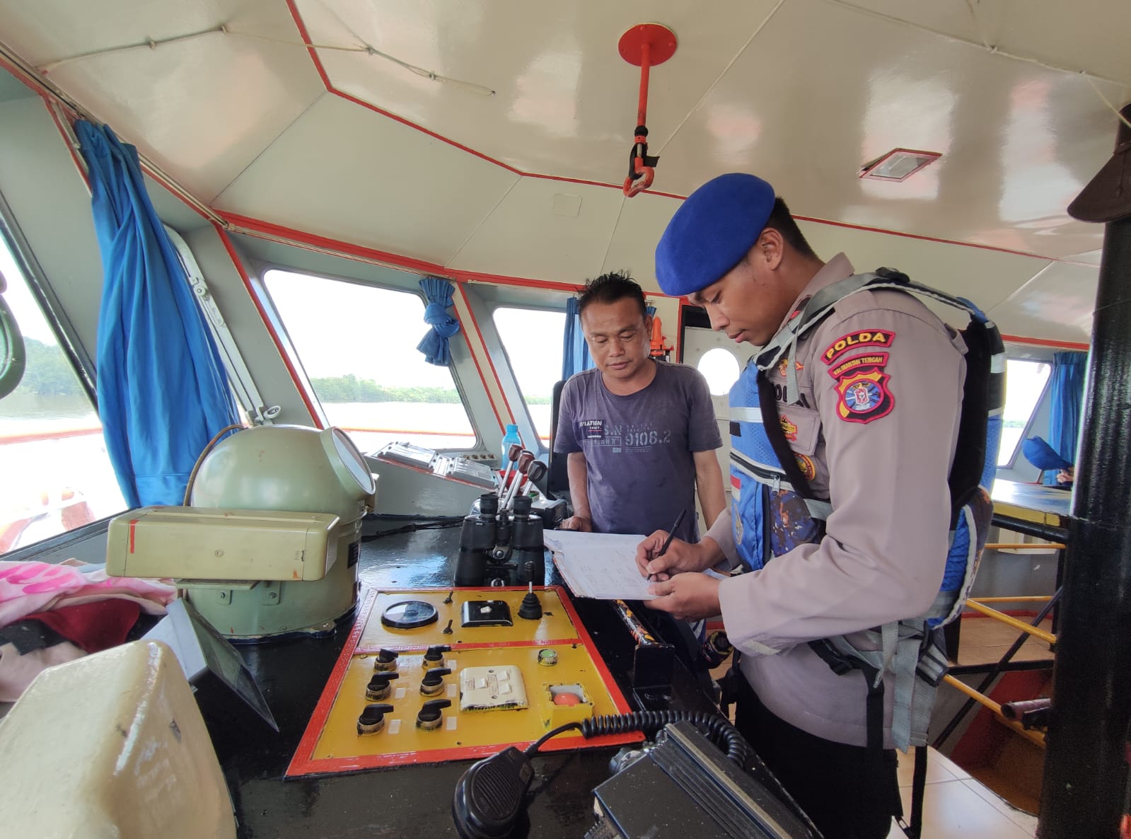 Cek Kelaiklautan Kapal Yang Melintas, Ditpolairud Lakukan Pemeriksaan Dokumen Berlayar