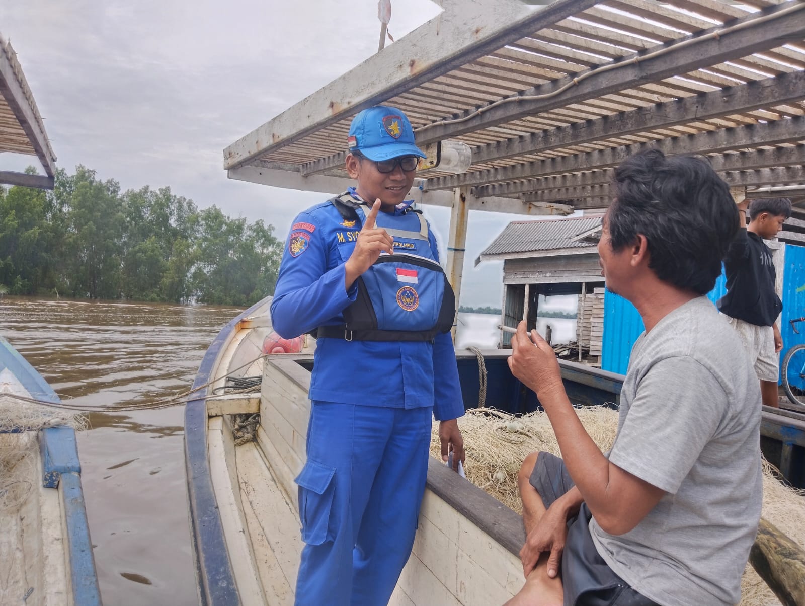 Ditpolairud Edukasi Nelayan di Muara Das Kapuas Tentang Pentingnya Alat Keselamatan