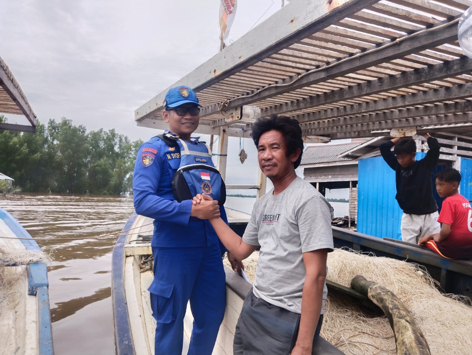 Ditpolairud Edukasi Nelayan di Muara Das Kapuas Tentang Pentingnya Alat Keselamatan