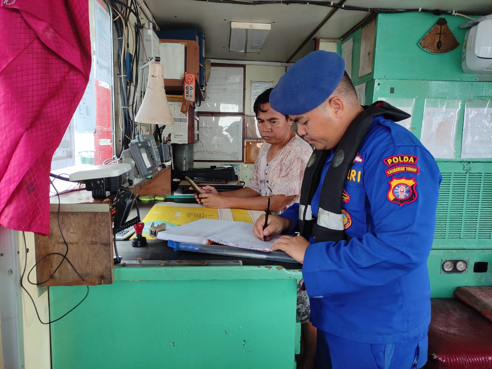 Tingkatkan Keamanan Pelayaran, Ditpolairud Cek Dokumen Pelayaran Kapal Di Das Kumai
