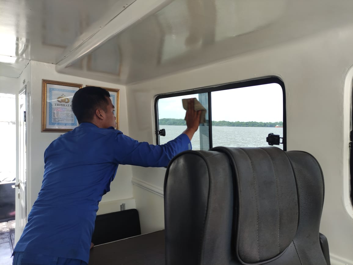 Rutinitas ABK Kapal Ditpolairud Polda Kalteng Dalam Menjaga Sarana Dinas