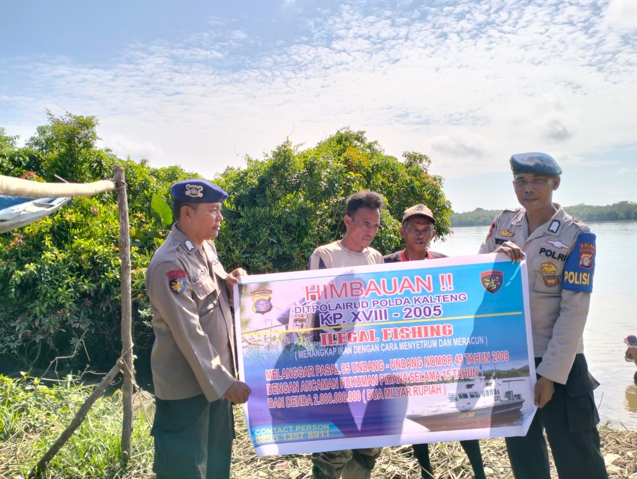 Personel Ditpolairud Berikan Sosialisasi UU No. 45 Tahun 2009 tentang Perikanan Pada Masyarakat Bantaran Sungai Mentaya