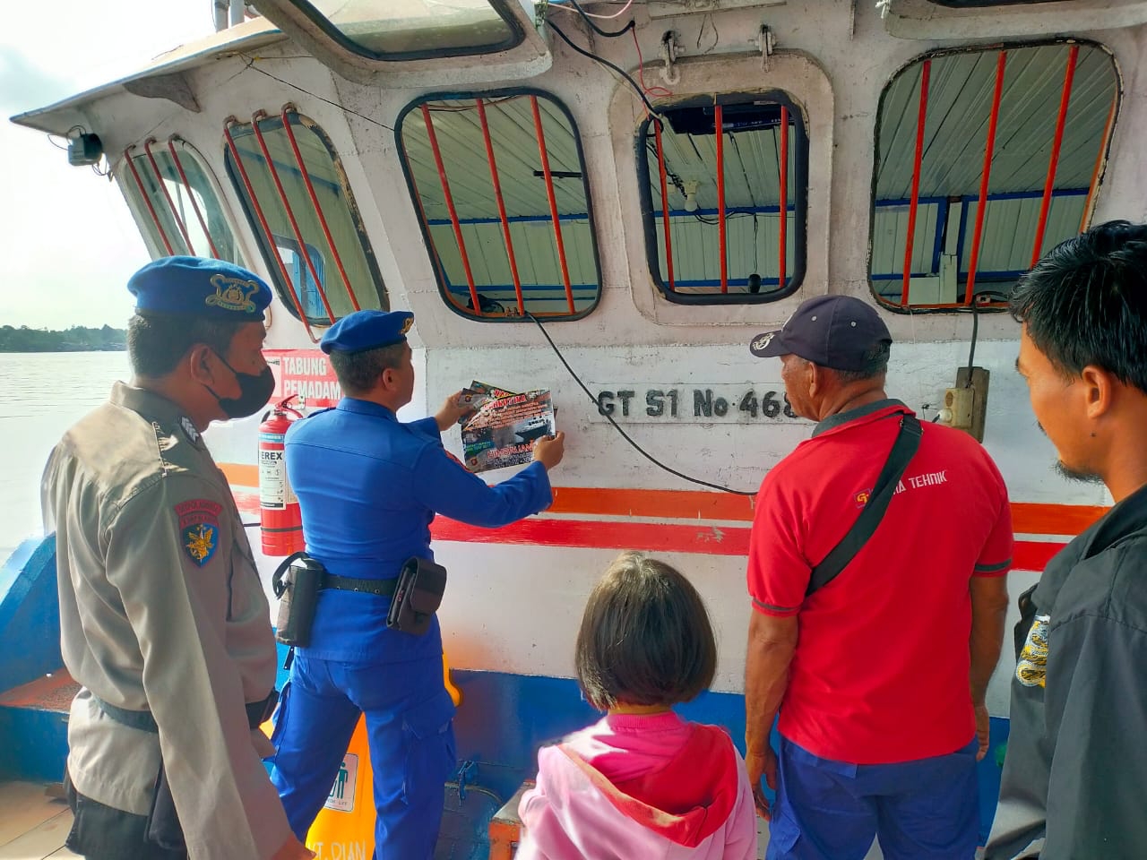 Berikan Tindakan Pre-emtif , Personel Kapal Polisi XVIII - 2005 Ditpolairud Tempel Stiker Di Pelabuhan Penyebrangan Sampit