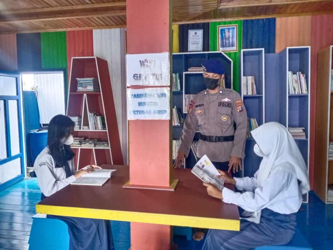 Tingkatkan Wawasan Dan Ilmu Pengetahuan, Pak Polisi Polairud Kumai Dampingi Para Pelajar