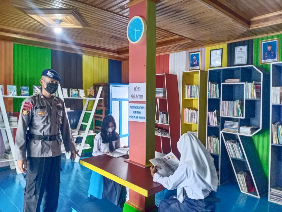 Tingkatkan Wawasan Dan Ilmu Pengetahuan, Pak Polisi Polairud Kumai Dampingi Para Pelajar