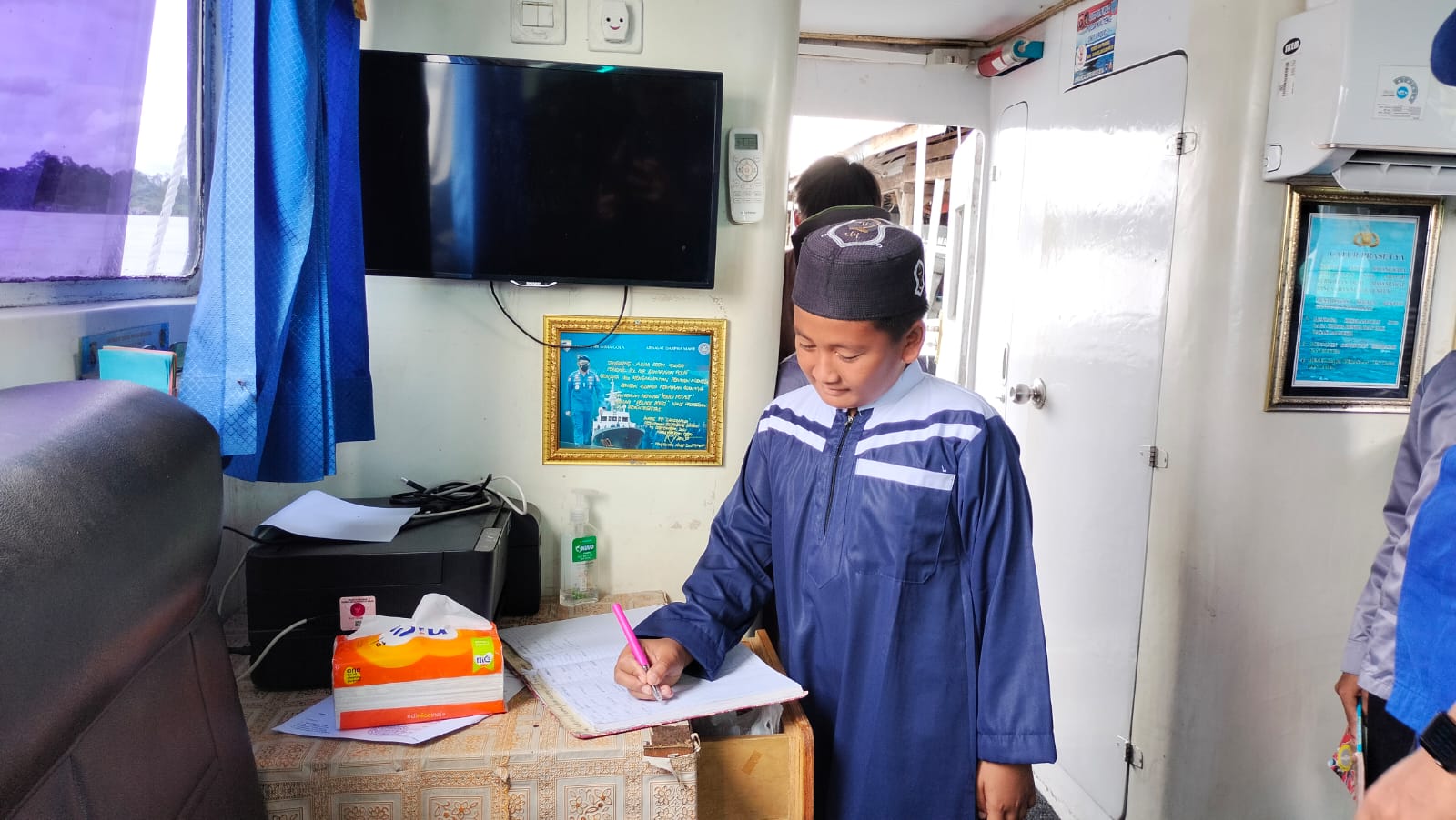 Manfaatkan Waktu Luang Seusai Mengaji Anak Anak Sambangi KMH KP XVIII - 2001 Untuk Belajar