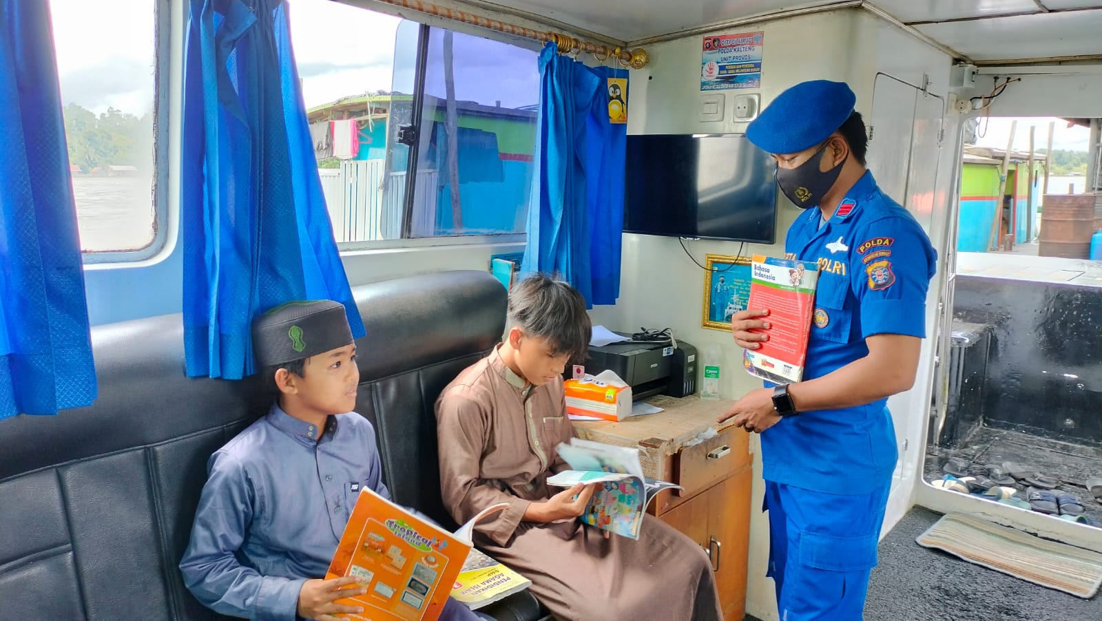 Manfaatkan Waktu Luang Seusai Mengaji Anak Anak Sambangi KMH KP XVIII - 2001 Untuk Belajar