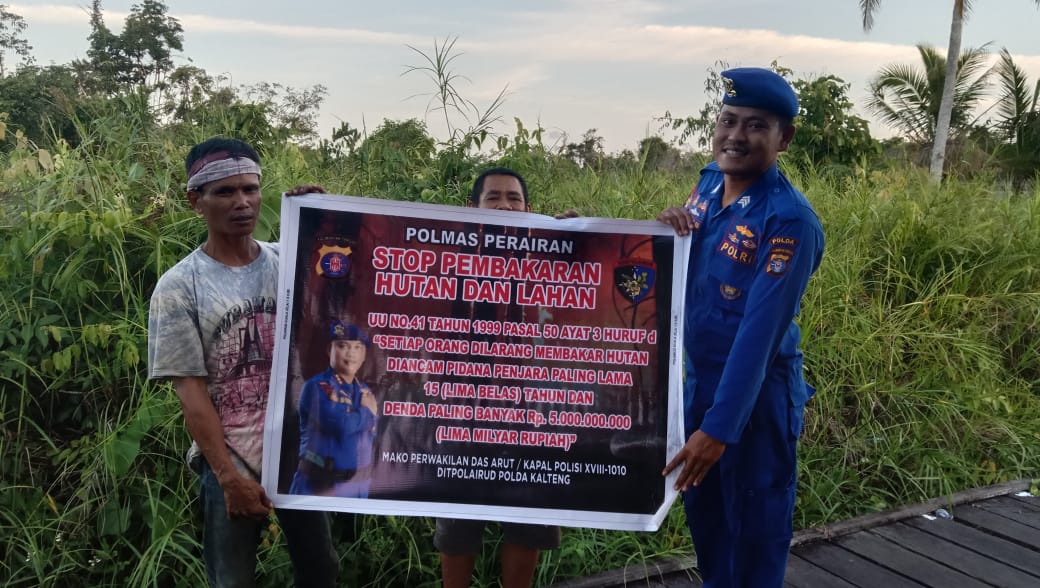 Cegah Kebakaran Sedini Mungkin, Personel Ditpolairud Imbau Masyarakat Dengan Ngobrol Santai